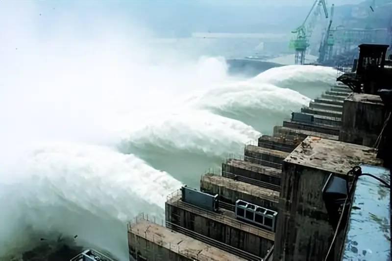 打开三峡大坝全部闸门，放光水库的水需要多长时间？答案超乎想象