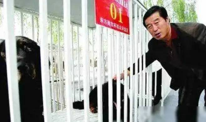 马家军教练马俊仁：跌下神坛后养狗赚千万，年过70重返俱乐部执