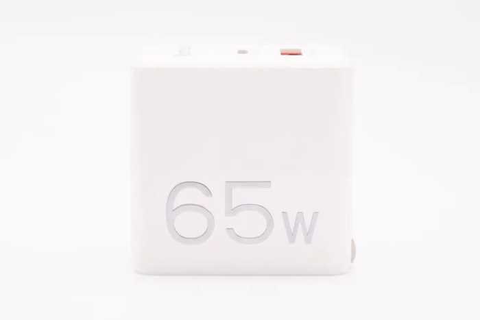 拆一款65W双口氮化镓快充，体积比苹果61W充电器还要小一大圈