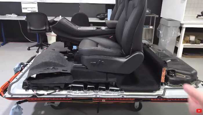 修不起车了！特斯拉新款Model Y拆解：电池和座椅连在一起