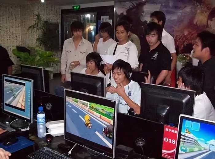 中国网吧变形记，里面藏着一代人的青春